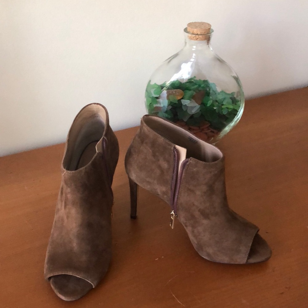 6.5 M Stylish Ann Taylor Brown Suede Boots - Never Worn